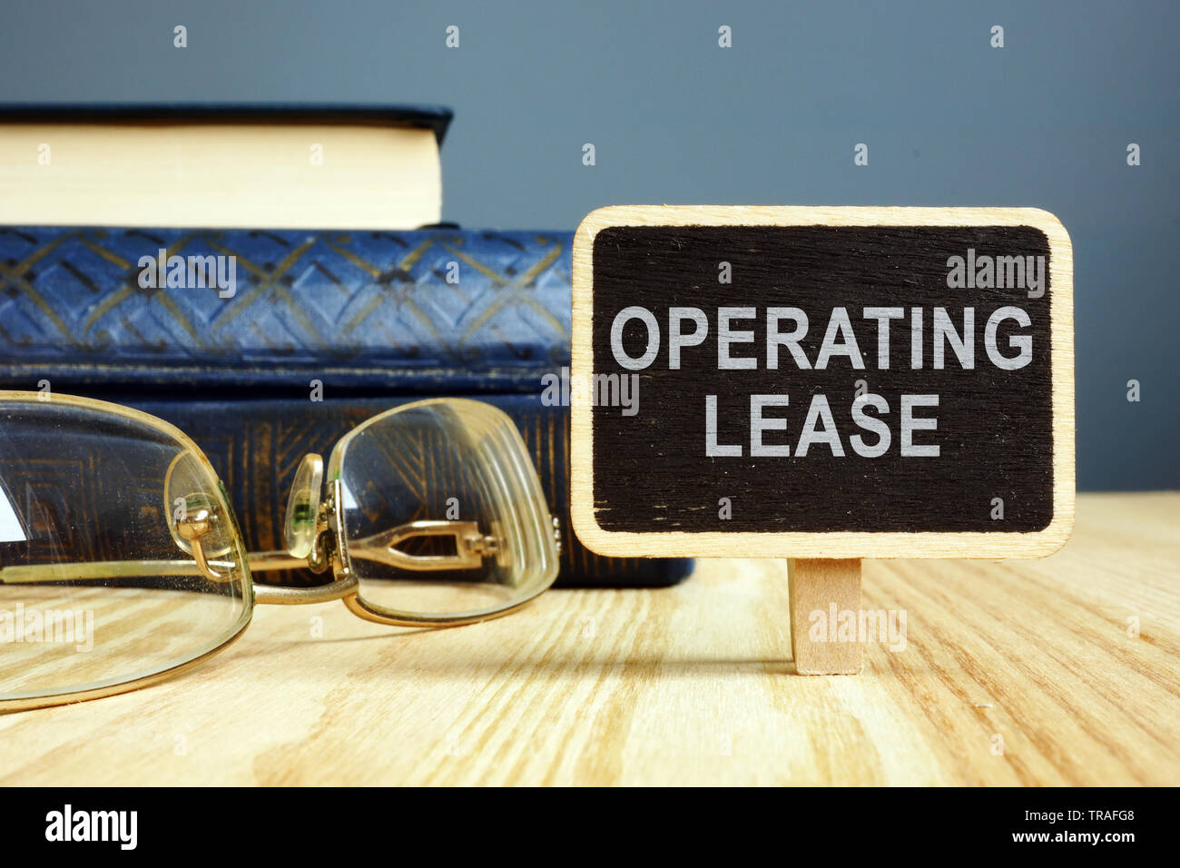 Leasing operativo concetto. Targhetta di fabbrica ed i libri sul tavolo. Foto Stock