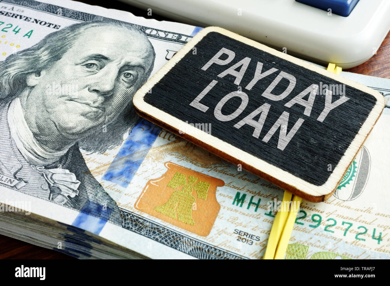 Payday Loan concetto. Pila di fatture del dollaro sulla scrivania. Foto Stock