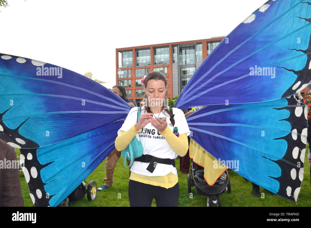 Un "Carnevale di creature' sfilata per protestare contro il cambiamento climatico e di lobbying per azione per fermare il riscaldamento globale, arriva in Piccadilly Gardens, Manchester, UK, il 1 giugno, 2019. La parata è stata organizzata dalla famiglia Climate Action group salendo! Famiglie di Manchester per aumentare la consapevolezza e la domanda che siano presi provvedimenti per tutelare la natura. Il gruppo ha invitato le famiglie a Manchester Art Gallery durante la metà termine per rendere puntelli per il carnevale. Foto Stock