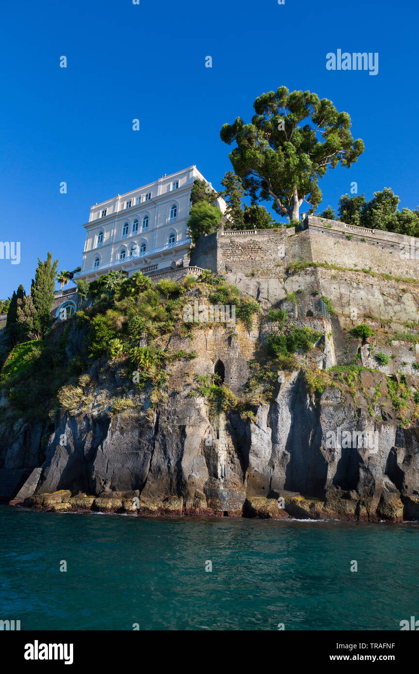 La Costiera Amalfitana presso la Baia di Napoli tra Napoli e Sorrento in Italia meridionale. Foto Stock