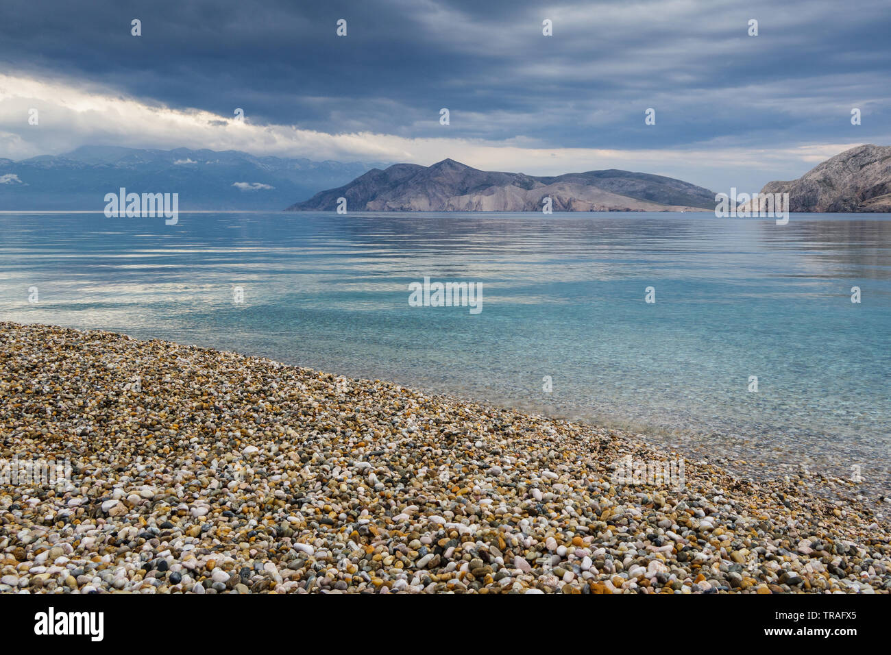 Pietre colorate. Baska Beach. Acqua cristallina del mare Adriatico. Krk Island. Croazia. Europa. Foto Stock