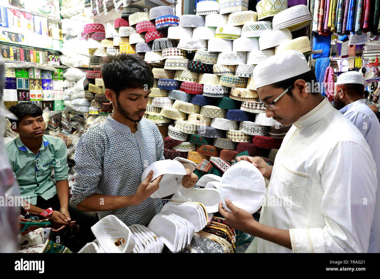 Dacca in Bangladesh - Giugno 01, 2019: Un cliente cerca un tupi o cappuccio di preghiera presso un negozio al Baitul Mukarram Moschea Nazionale precedendo sul mercato dell'Eid-ul- Foto Stock