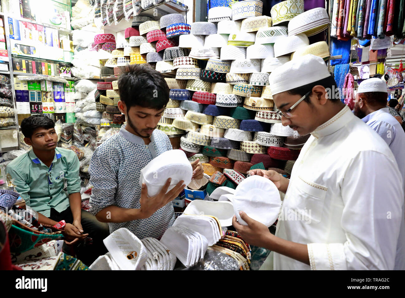 Dacca in Bangladesh - Giugno 01, 2019: Un cliente cerca un tupi o cappuccio di preghiera presso un negozio al Baitul Mukarram Moschea Nazionale precedendo sul mercato dell'Eid-ul- Foto Stock