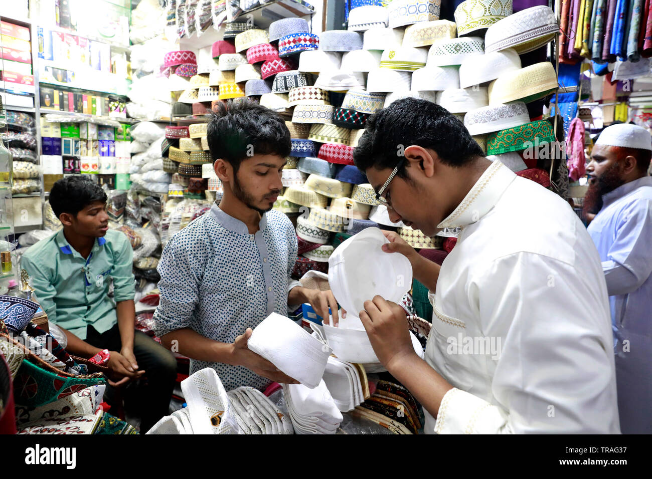 Dacca in Bangladesh - Giugno 01, 2019: Un cliente cerca un tupi o cappuccio di preghiera presso un negozio al Baitul Mukarram Moschea Nazionale precedendo sul mercato dell'Eid-ul- Foto Stock