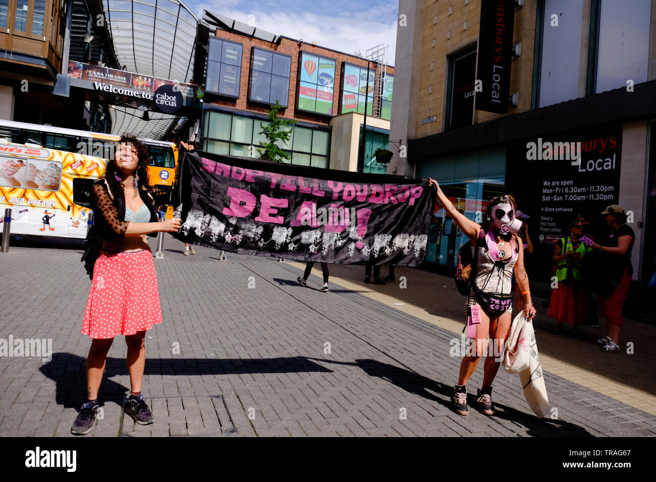 Bristol, Regno Unito, 1 giugno 2019. Gli attivisti dalla ribellione di estinzione sono disturbi la Bristol aree dello shopping di Broadmead e Cabot Circus per evidenziare l'impatto monouso fa moda sull'ambiente. I difensori sono per incoraggiare le persone a non acquistare nuovi vestiti per un anno. Credito: Signor Standfast/Alamy Live News Foto Stock