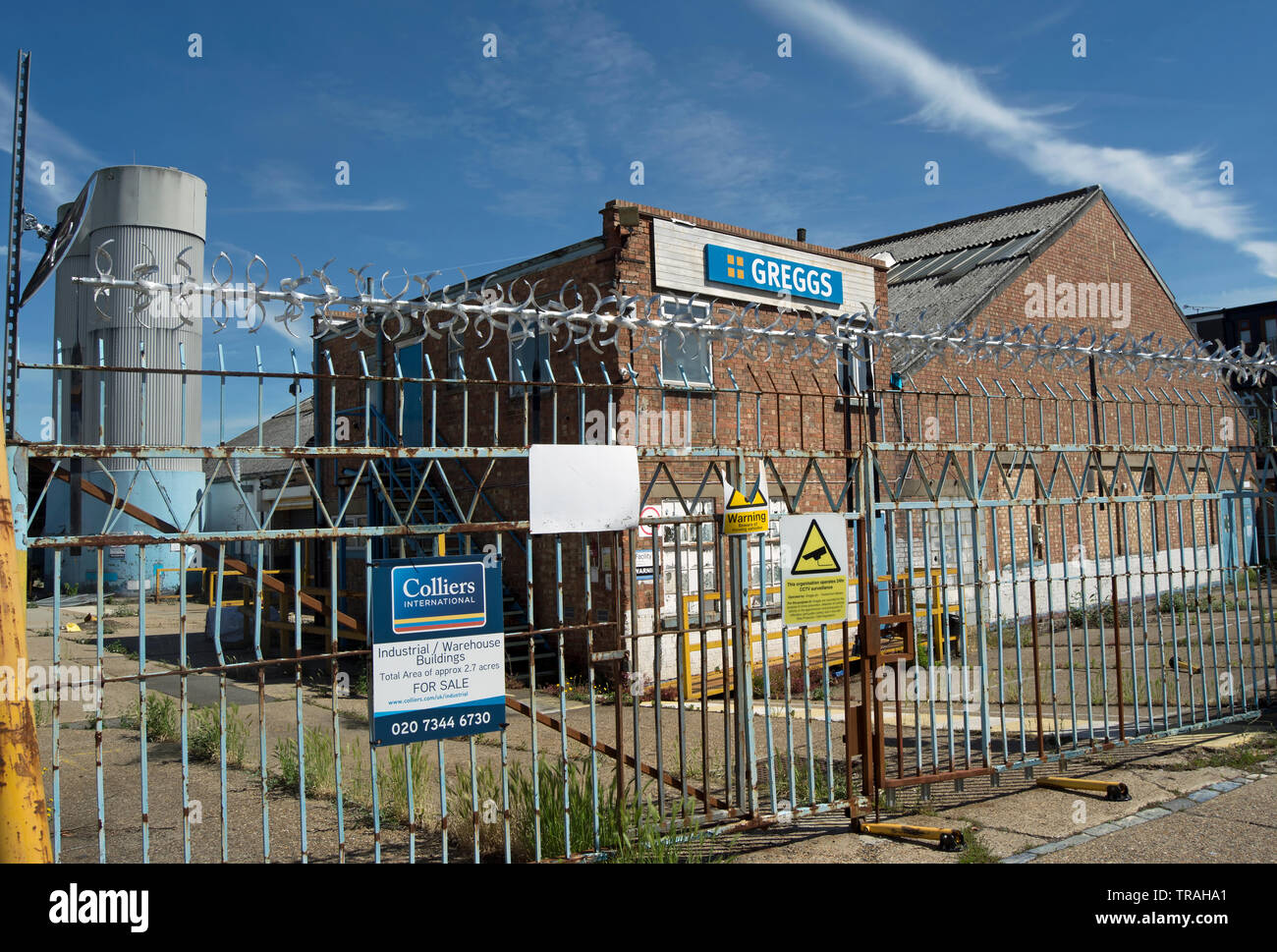 Esterno di un ex greggs bakery in fabbrica a Twickenham, middlesex, Inghilterra, il sito industriale viene offerto in vendita Foto Stock