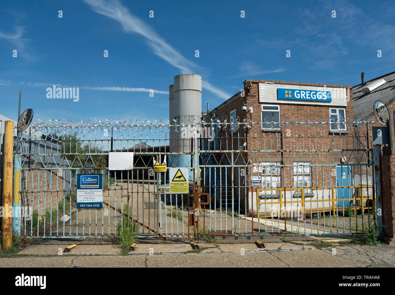 Esterno di un ex greggs bakery in fabbrica a Twickenham, middlesex, Inghilterra, il sito industriale viene offerto in vendita Foto Stock
