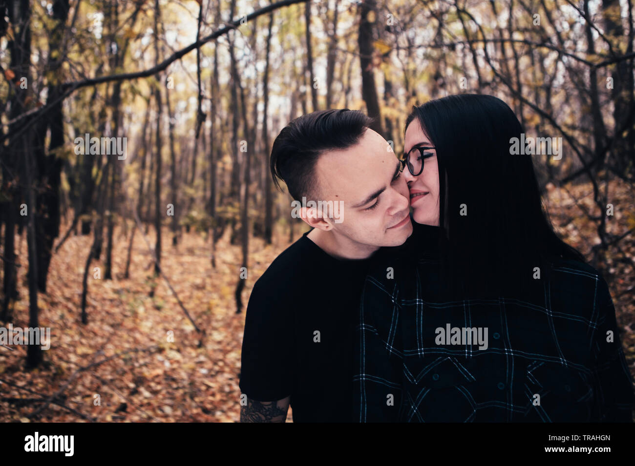 L uomo e la donna nella foresta di autunno Foto Stock