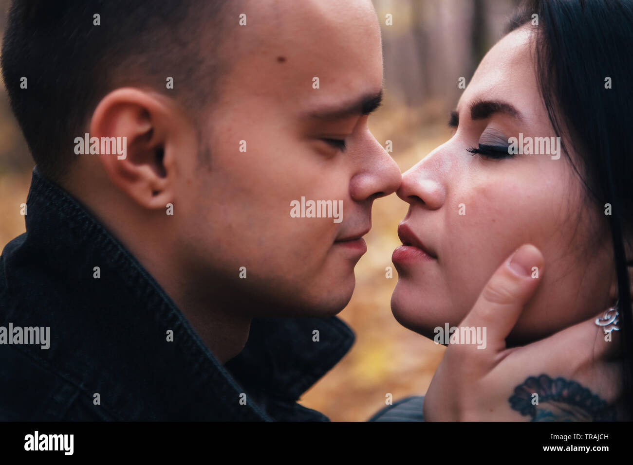 Ritratto di una giovane donna e un uomo che cammina nella foresta di autunno. Foto Stock