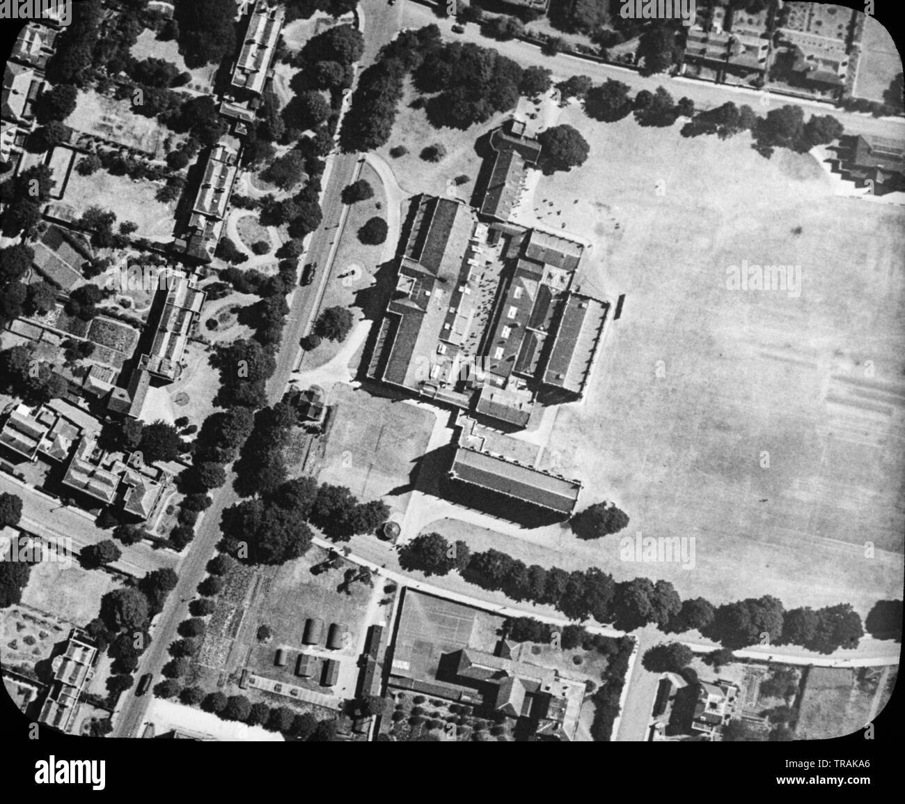 Un bianco e nero fotografia aerea adottate il 21 giugno 1921 mostra Cheltenham College e la zona circostante, nel Gloucestershire, Inghilterra. Foto Stock