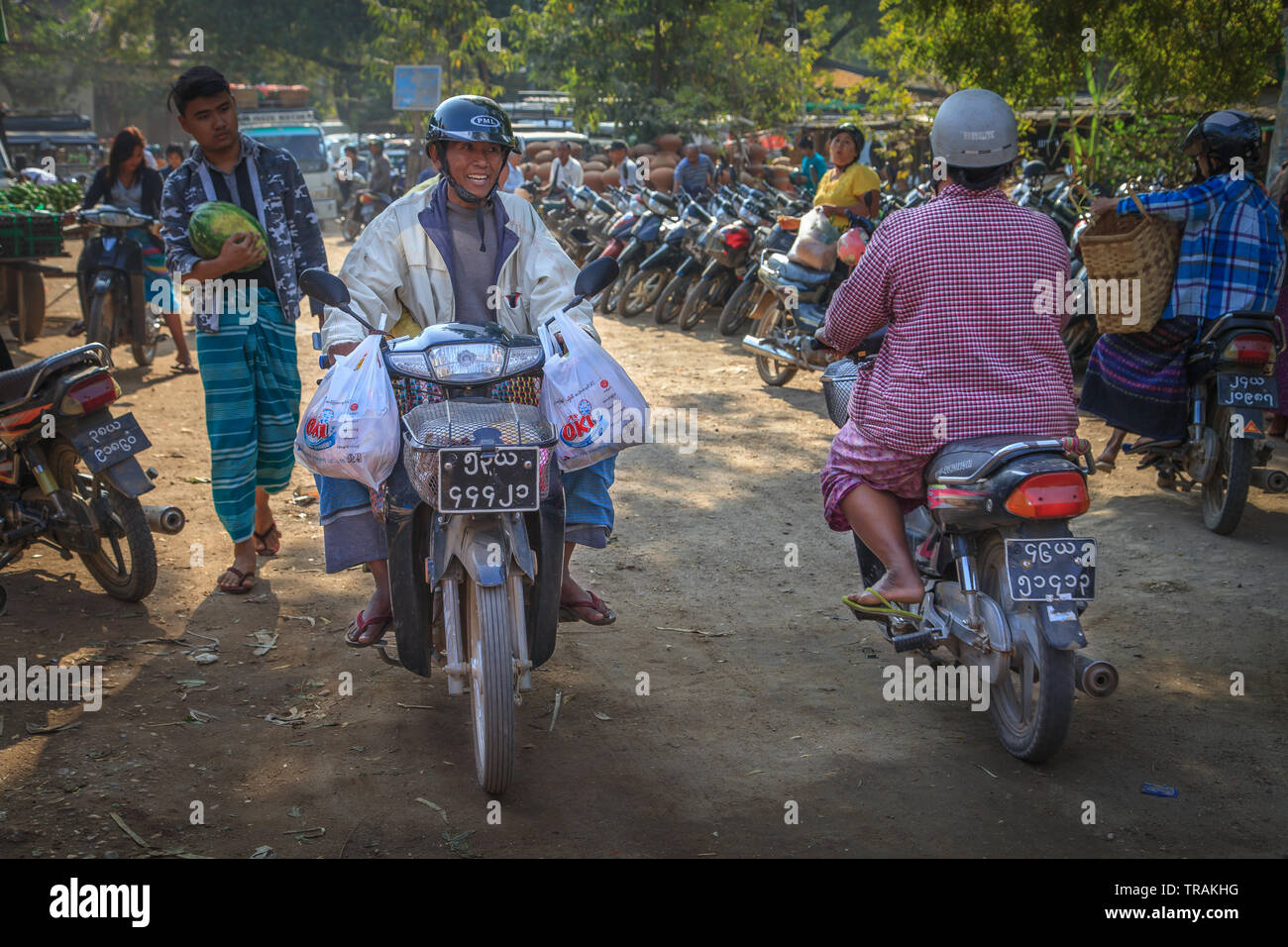 Il traffico di scooter di Bagan Foto Stock