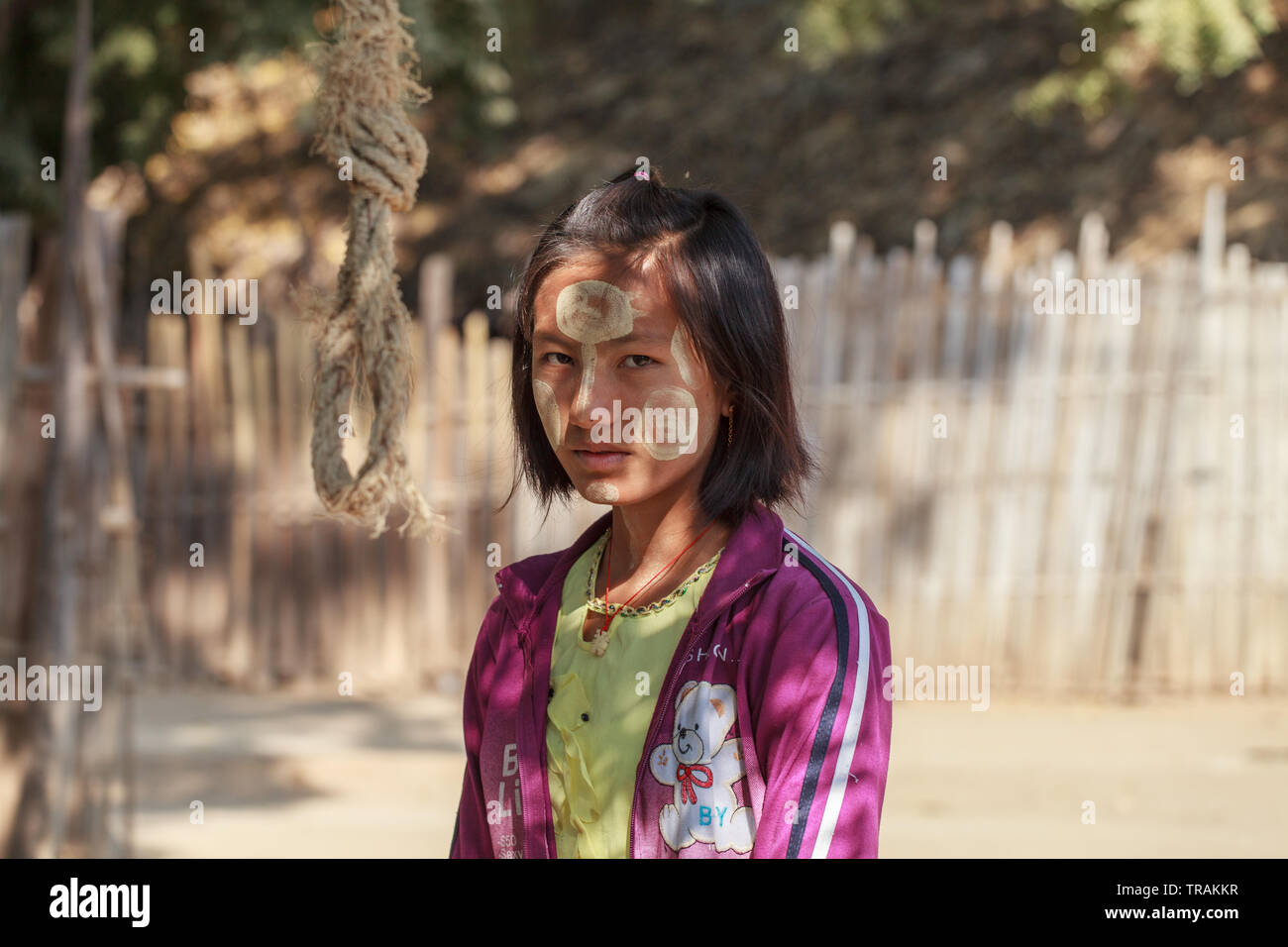 La vita nel villaggio: il ritratto di una giovane ragazza con tipico trucco birmano Foto Stock