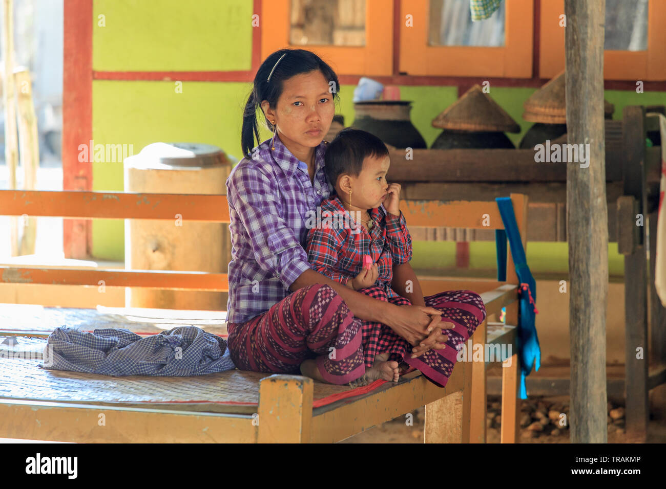 La vita nel villaggio: giovane madre con il suo figlio Foto Stock