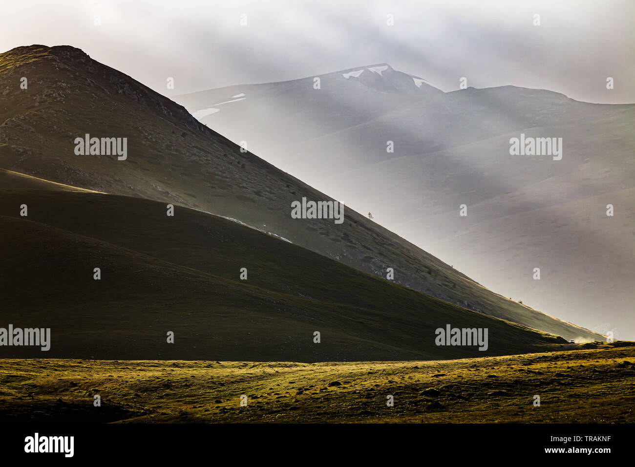 Abruzzo. Tramonto sul Gran Sasso, raggi di sole nella nebbia Foto Stock