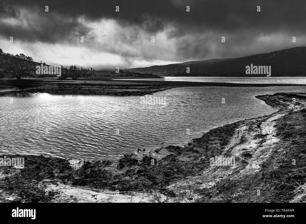 Giorno di pioggia sul lago di Campotosto, Abruzzo Foto Stock