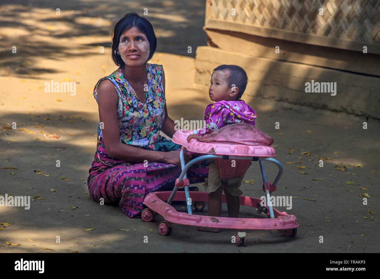 La vita nel villaggio: giovane madre con il suo figlio Foto Stock
