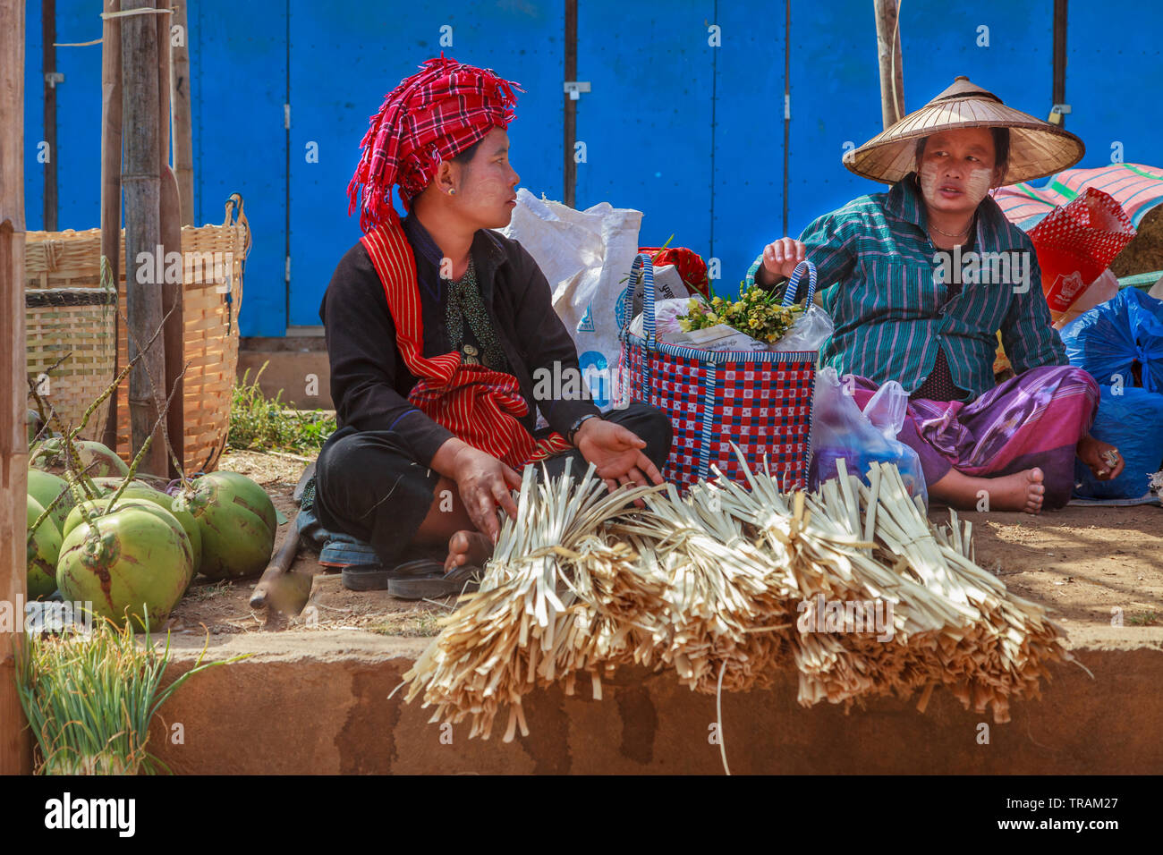 Le donne la vendita di prodotti agricoli in un villaggio mercato, Lago Inle, Myanmar Foto Stock