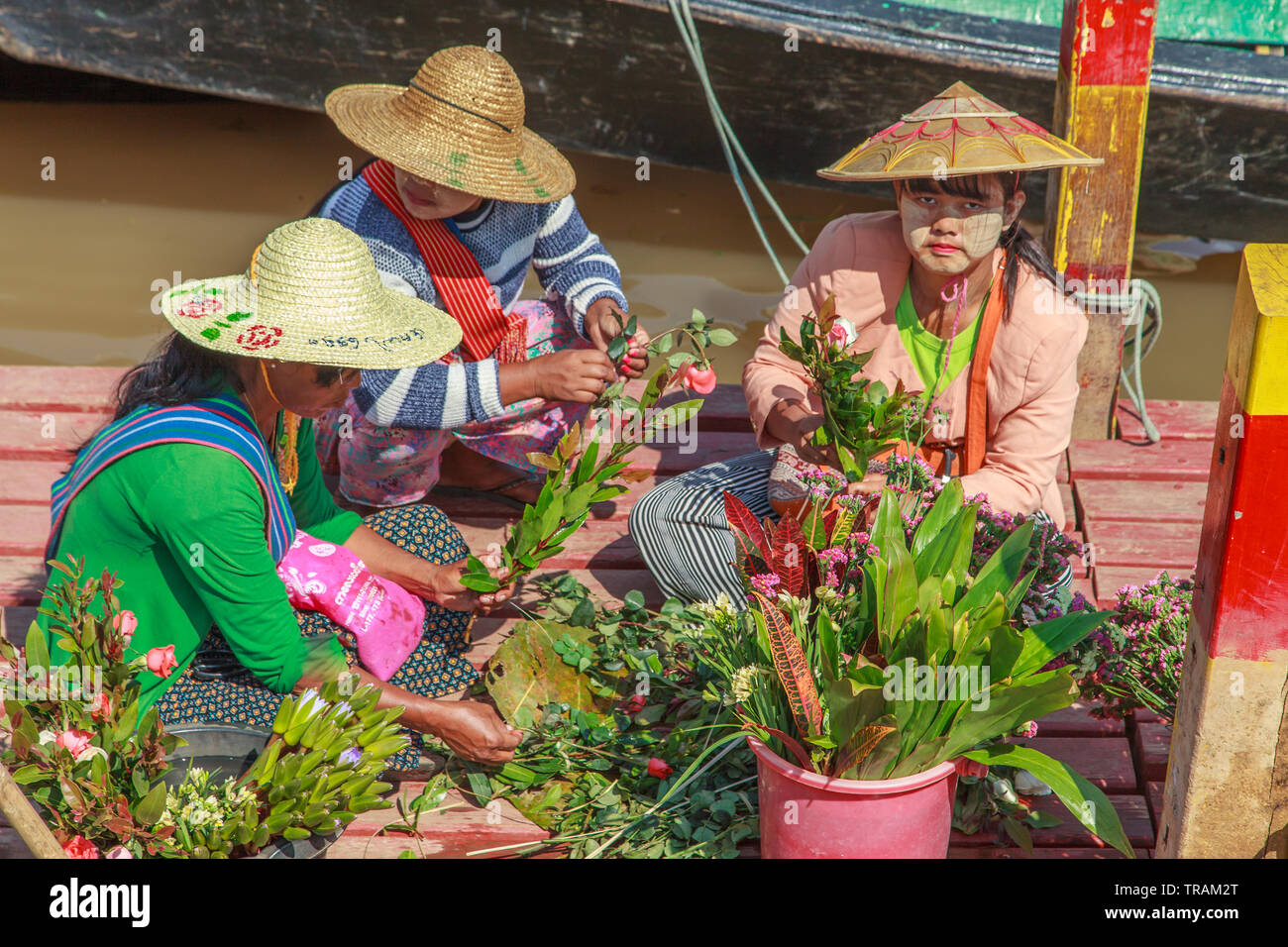 Venditori di fiori all'ingresso del tempio, Lago Inle Myanmar Foto Stock