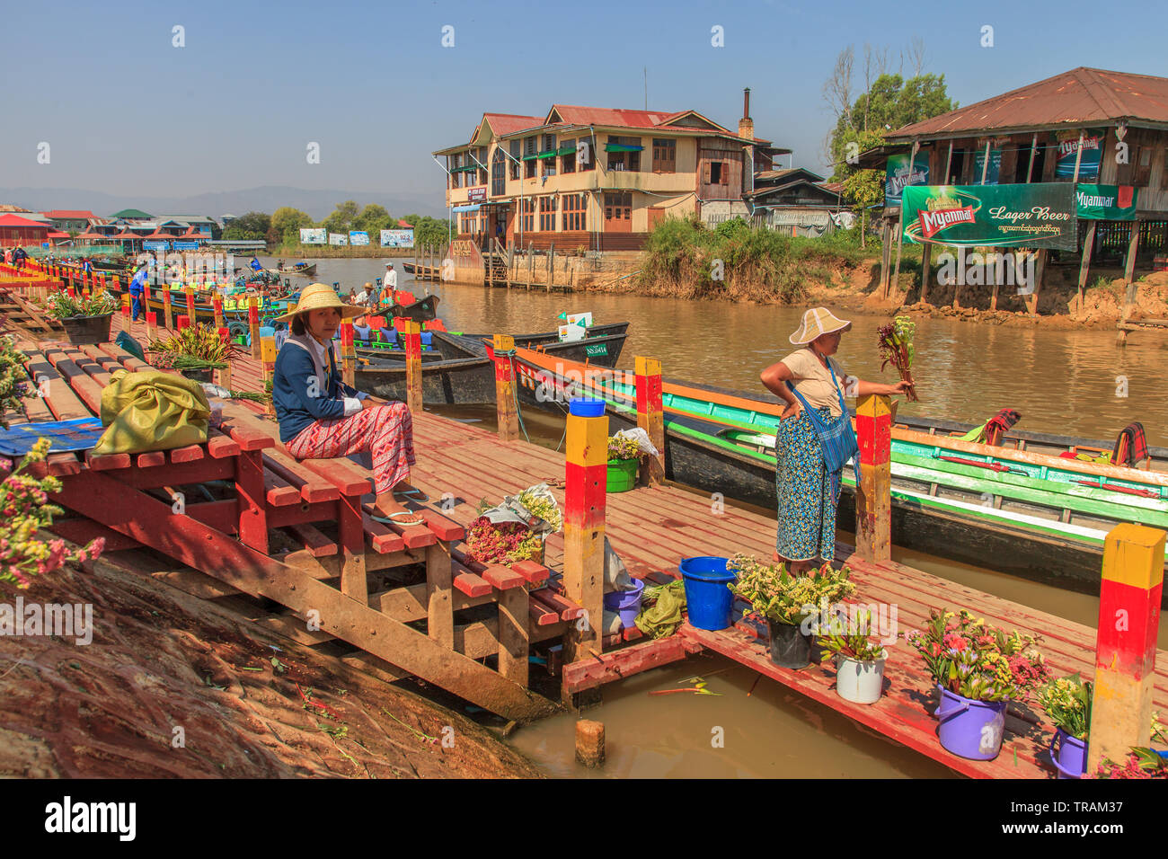 Venditori di fiori all'ingresso del tempio, Lago Inle Myanmar Foto Stock