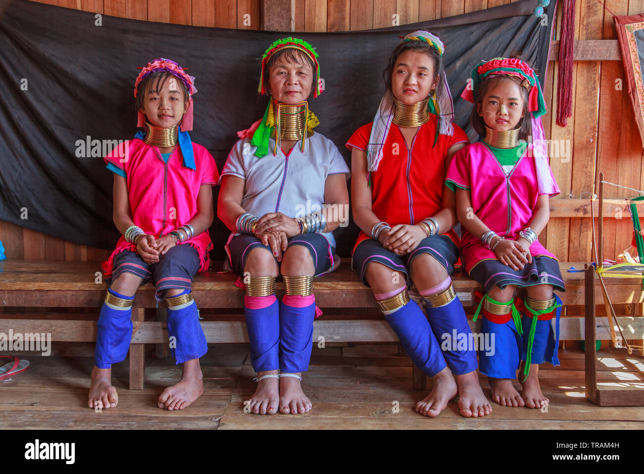 Kayan Lahwi madre con le sue tre figlie Foto Stock