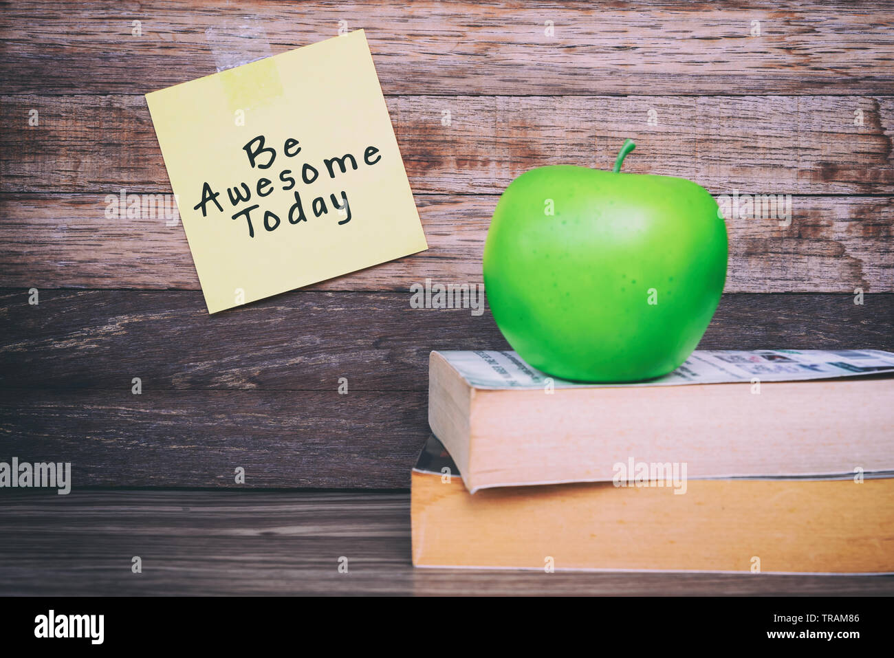 Essere impressionante oggi inspirational preventivo su foglietti adesivi, scrivania in ufficio. Foto Stock