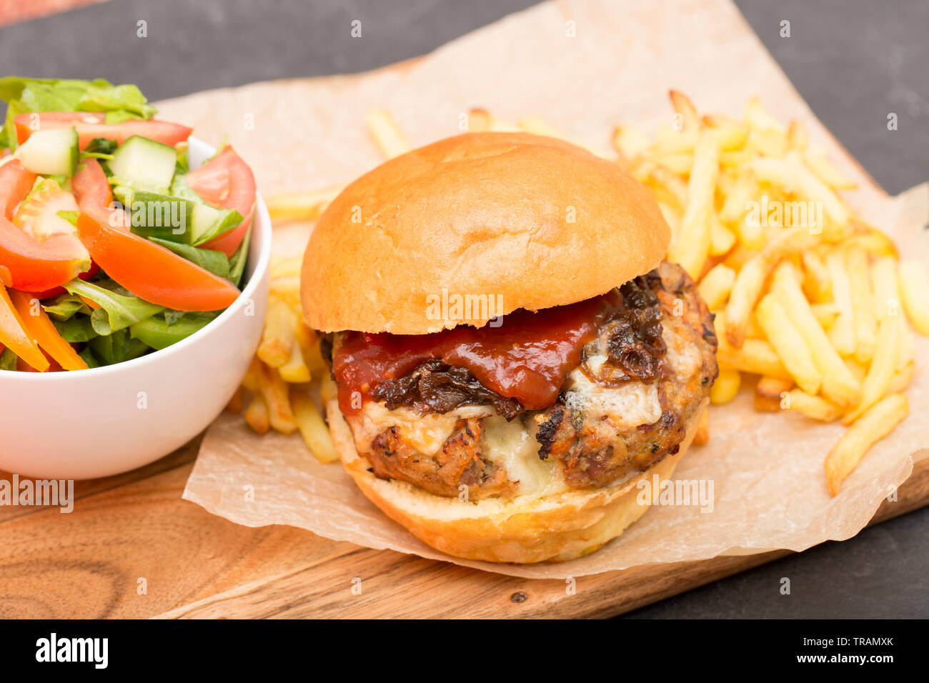 Un hamburger di fagiano fatto in casa a base di filetto e carne di coscia di un fagiano sparato su un gameshoot guidato. E' stato fatto con pangrattato, carro grattugiato Foto Stock