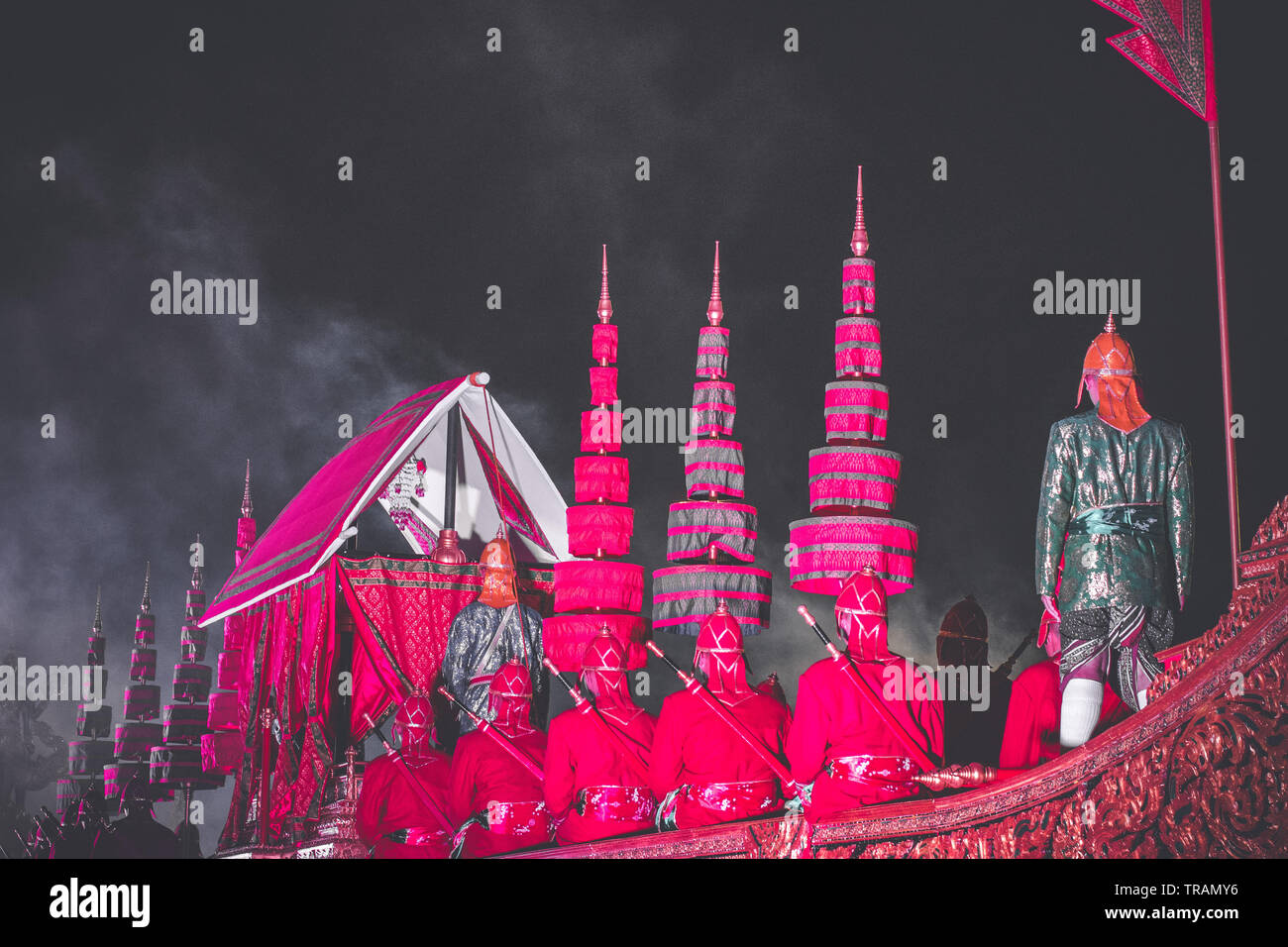 Amphorn Satharn Villa Bangkok Thailandia Dicembre 2018 Royal Barge Suphannahong Garuda è mostrato per riprodurre il perfermance in winter festival a Bangkok P Foto Stock