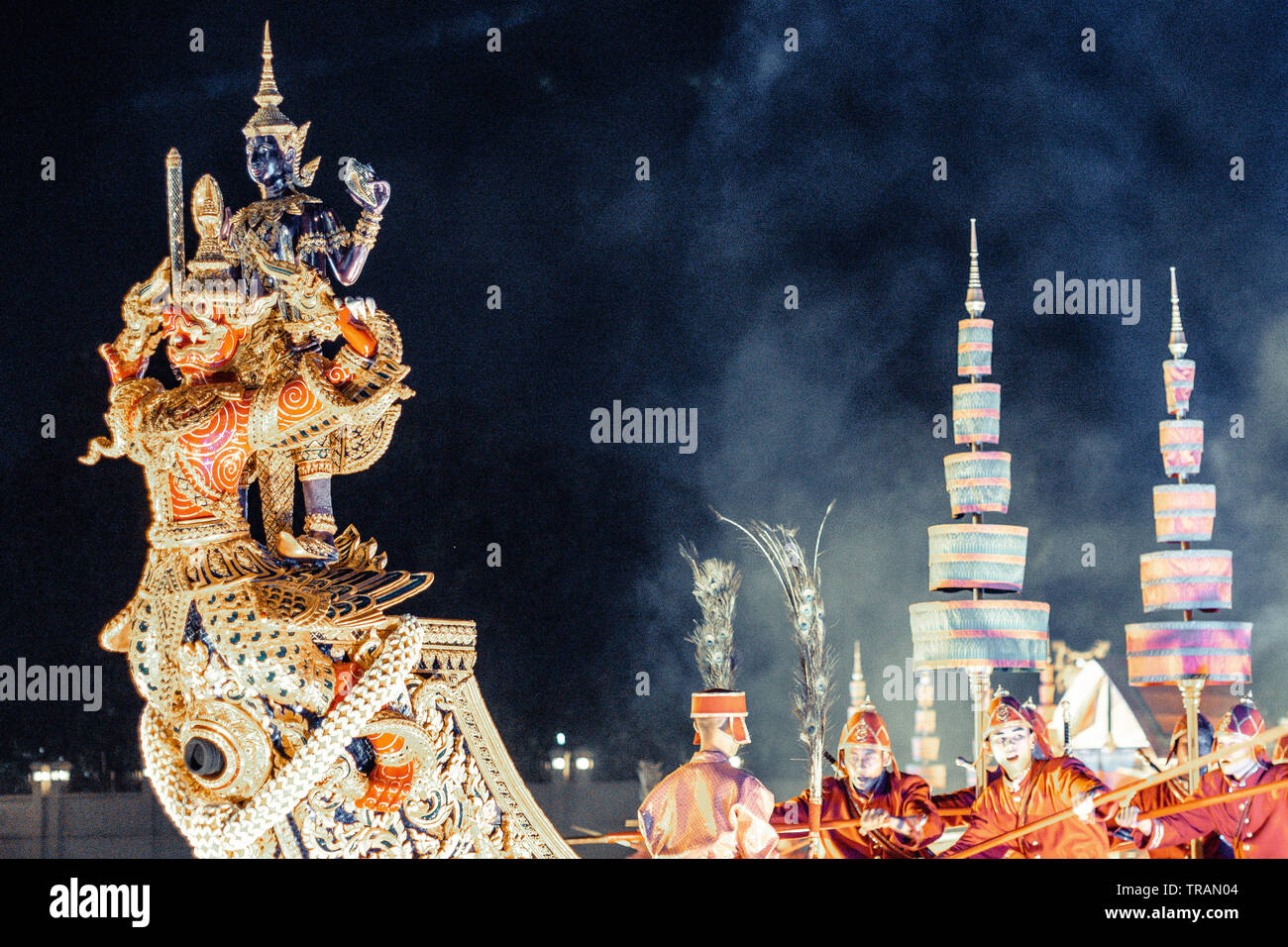 Amphorn Satharn Villa Bangkok Thailandia Dicembre 2018 Royal Barge Suphannahong Garuda è mostrato per riprodurre il perfermance in winter festival a Bangkok P Foto Stock