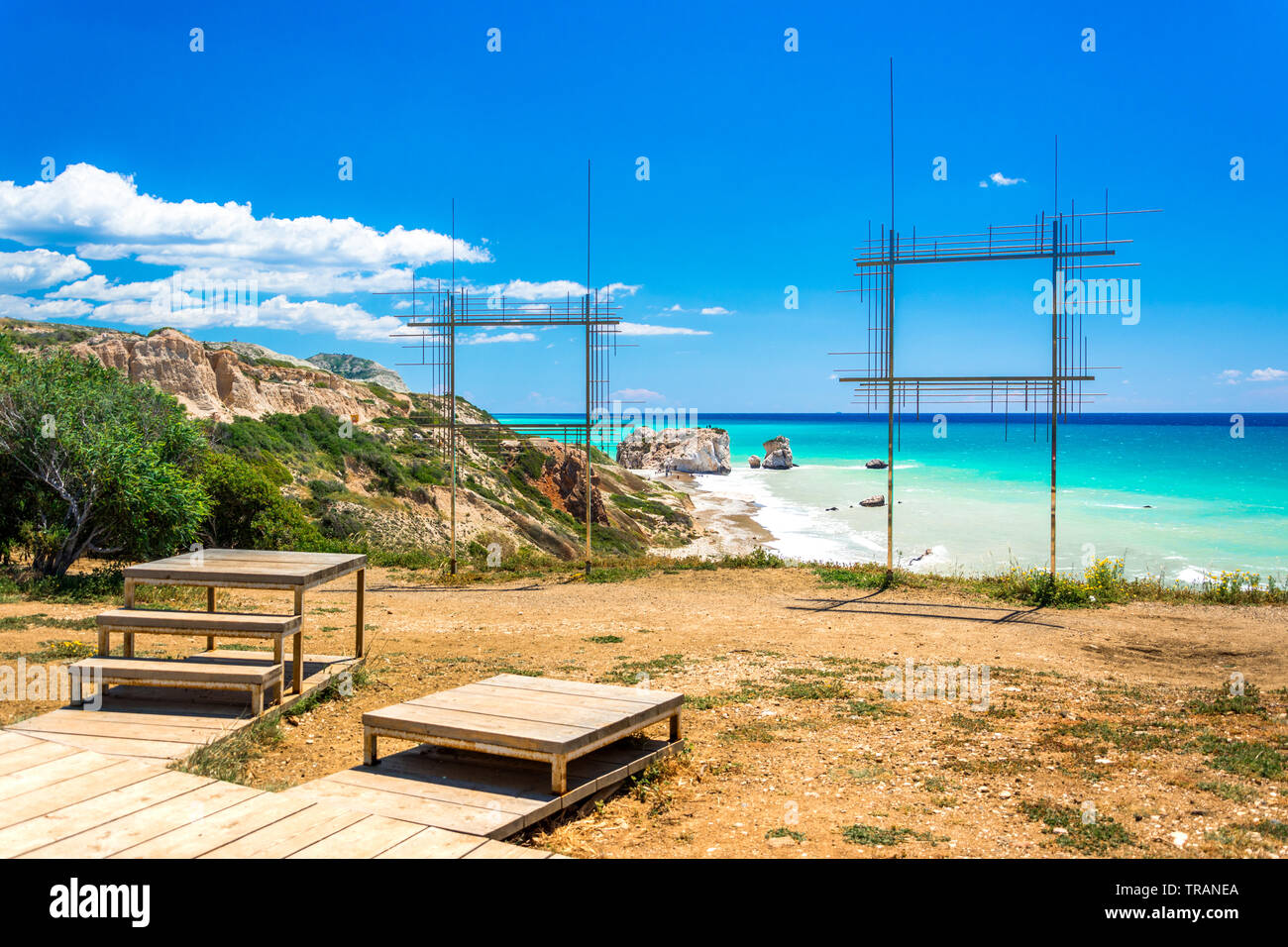 La famosa spiaggia di roccia di Afrodite o Venere rock, Petra tou Romiou, Cipro Foto Stock