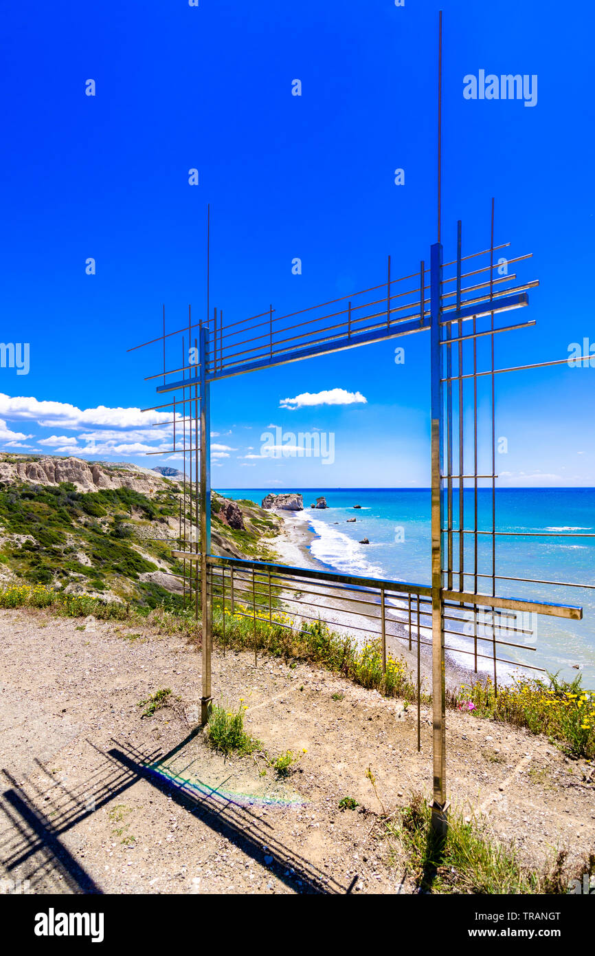 La famosa spiaggia di roccia di Afrodite o Venere rock, Petra tou Romiou, Cipro Foto Stock