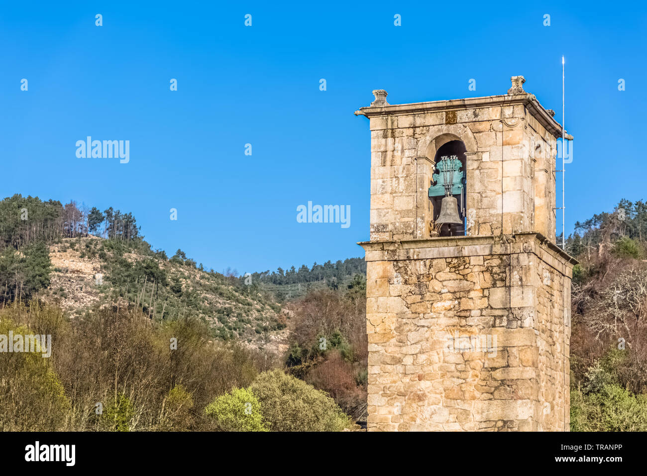 Tarouca / Portogallo - 03 15 2018: Vista di edificio storico in rovina, il convento di San Joao di Tarouca, dettaglio del campanile del convento del Cister Foto Stock