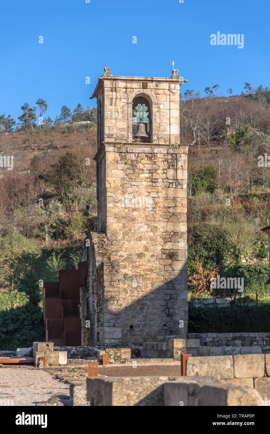 Tarouca / Portogallo - 03 15 2018: Vista di edificio storico in rovina, il convento di San Joao di Tarouca, dettaglio di sineria torre del convento del Cister Foto Stock