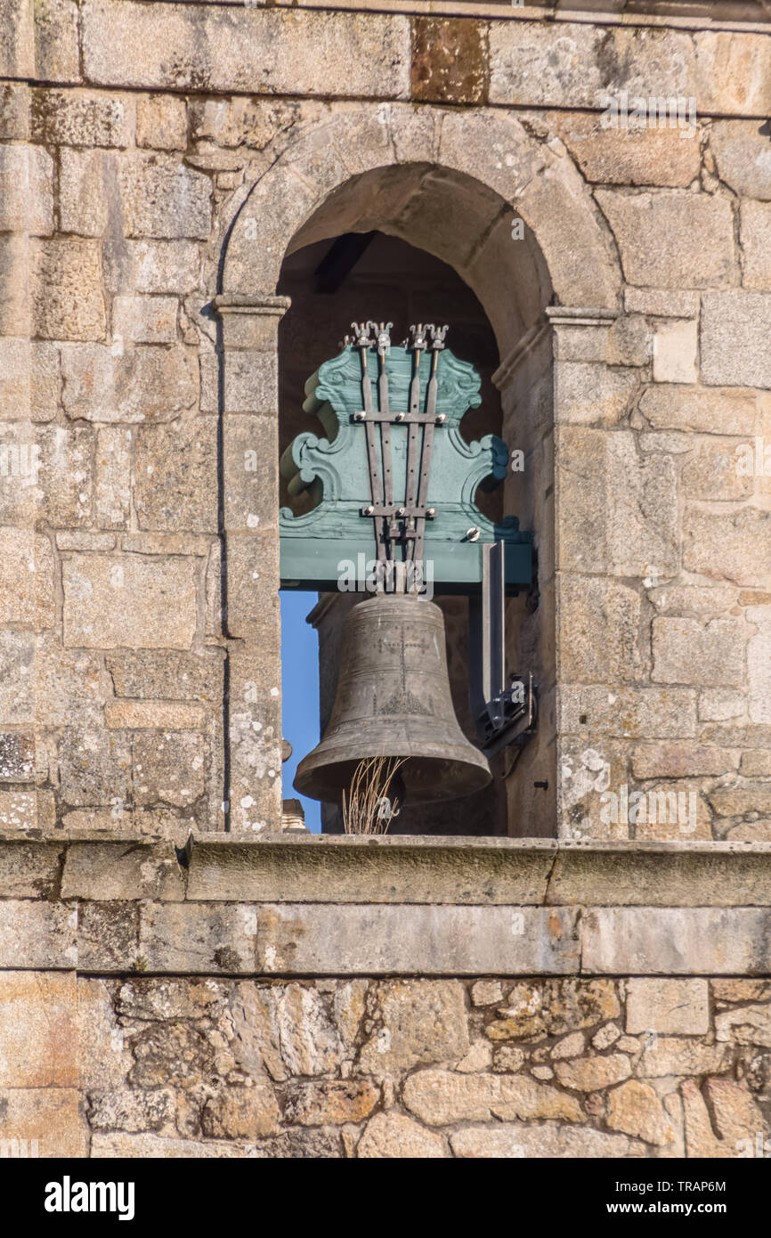 Tarouca / Portogallo - 03 15 2018: Vista di edificio storico in rovina, il convento di San Joao di Tarouca, dettaglio della campana nel convento del Cister Foto Stock