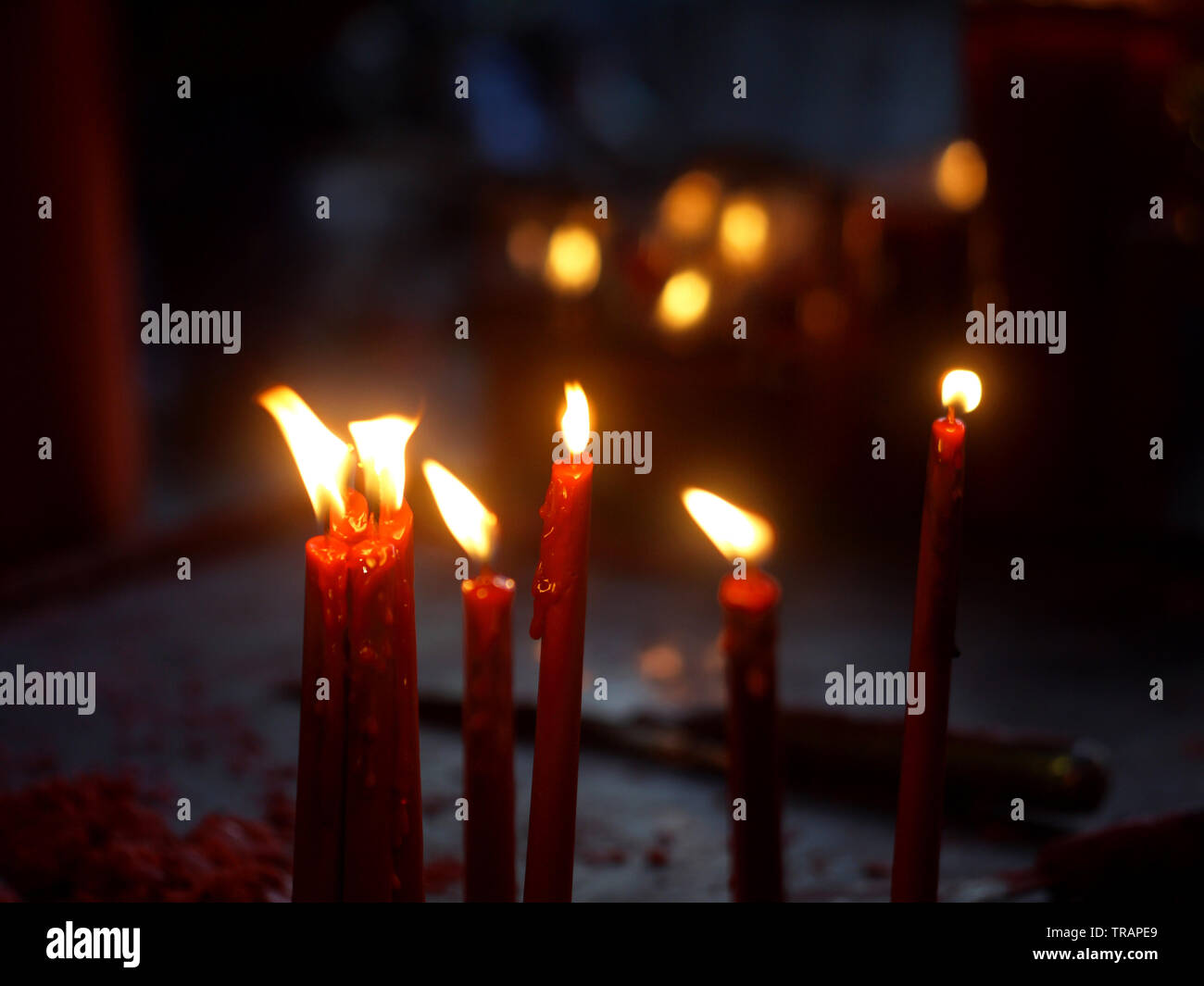 Accendere una candela immagini e fotografie stock ad alta risoluzione