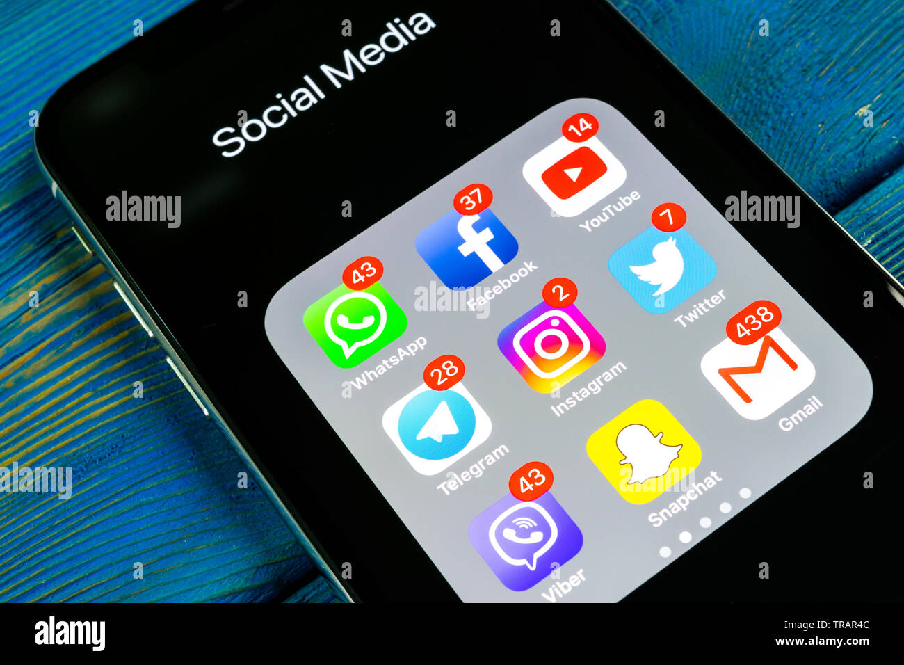 Sankt-Petersburg, Russia, 2 Settembre 2018: Apple iPhone X con le icone dei social media facebook instagram, twitter snapchat, applicazione google su s Foto Stock