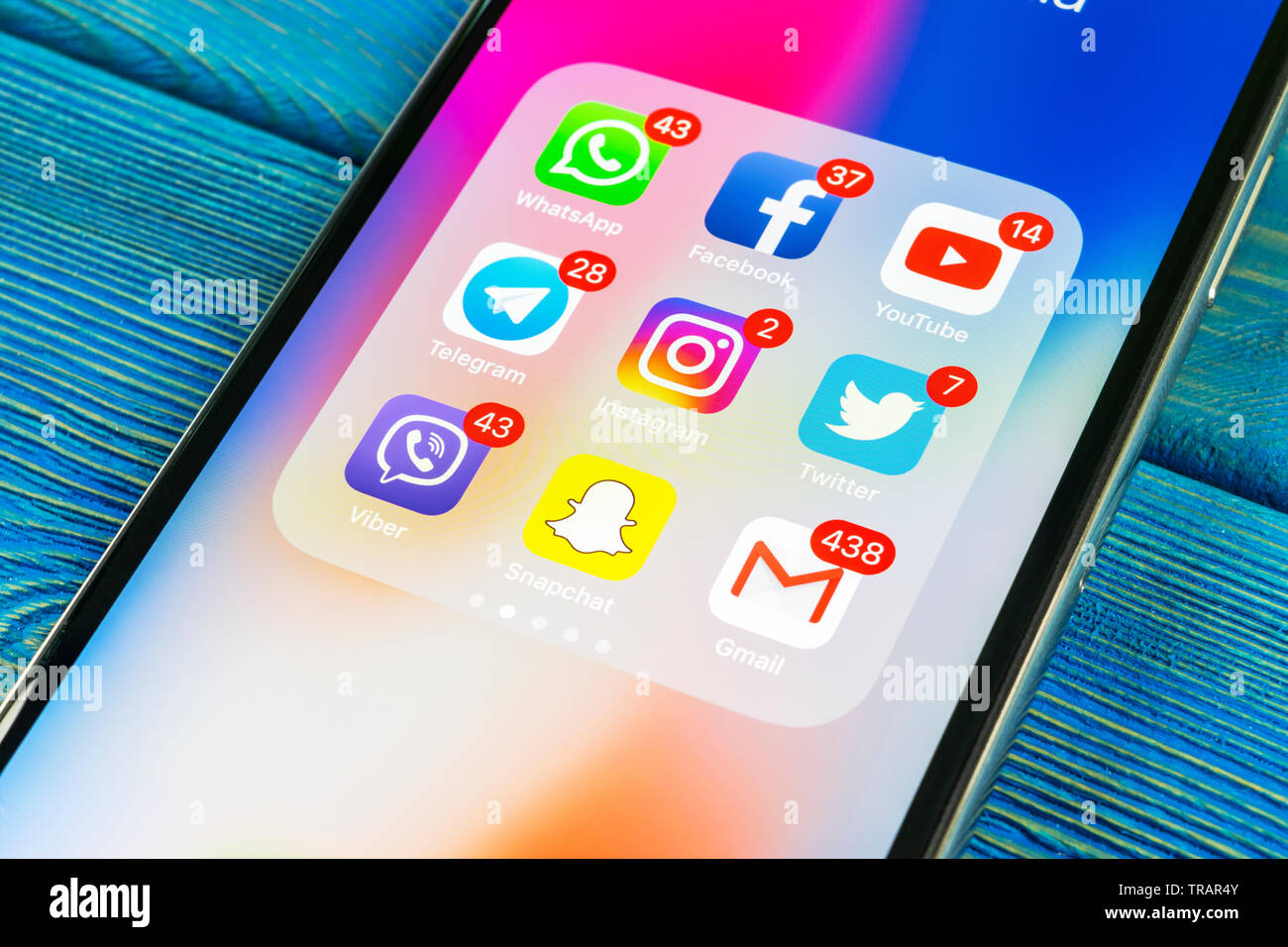 Sankt-Petersburg, Russia, 2 Settembre 2018: Apple iPhone X con le icone dei social media facebook instagram, twitter snapchat, applicazione google su s Foto Stock