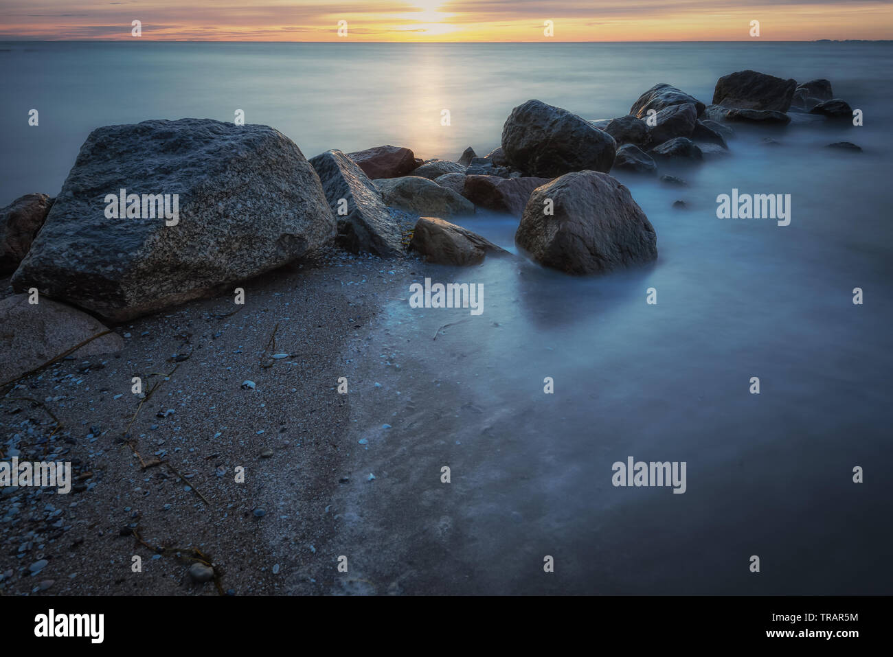 Pietre in acqua sul mar baltico Foto Stock