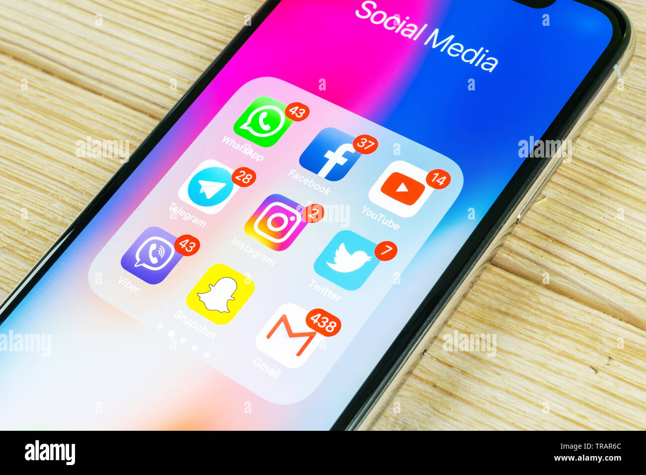 Sankt-Petersburg, Russia, 2 Settembre 2018: Apple iPhone X con le icone dei social media facebook instagram, twitter snapchat, applicazione google su s Foto Stock