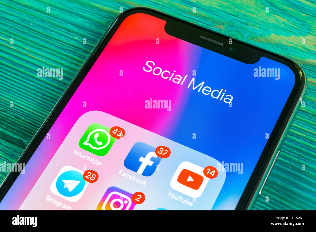 Sankt-Petersburg, Russia, 2 Settembre 2018: Apple iPhone X con le icone dei social media facebook instagram, twitter snapchat, applicazione google su s Foto Stock