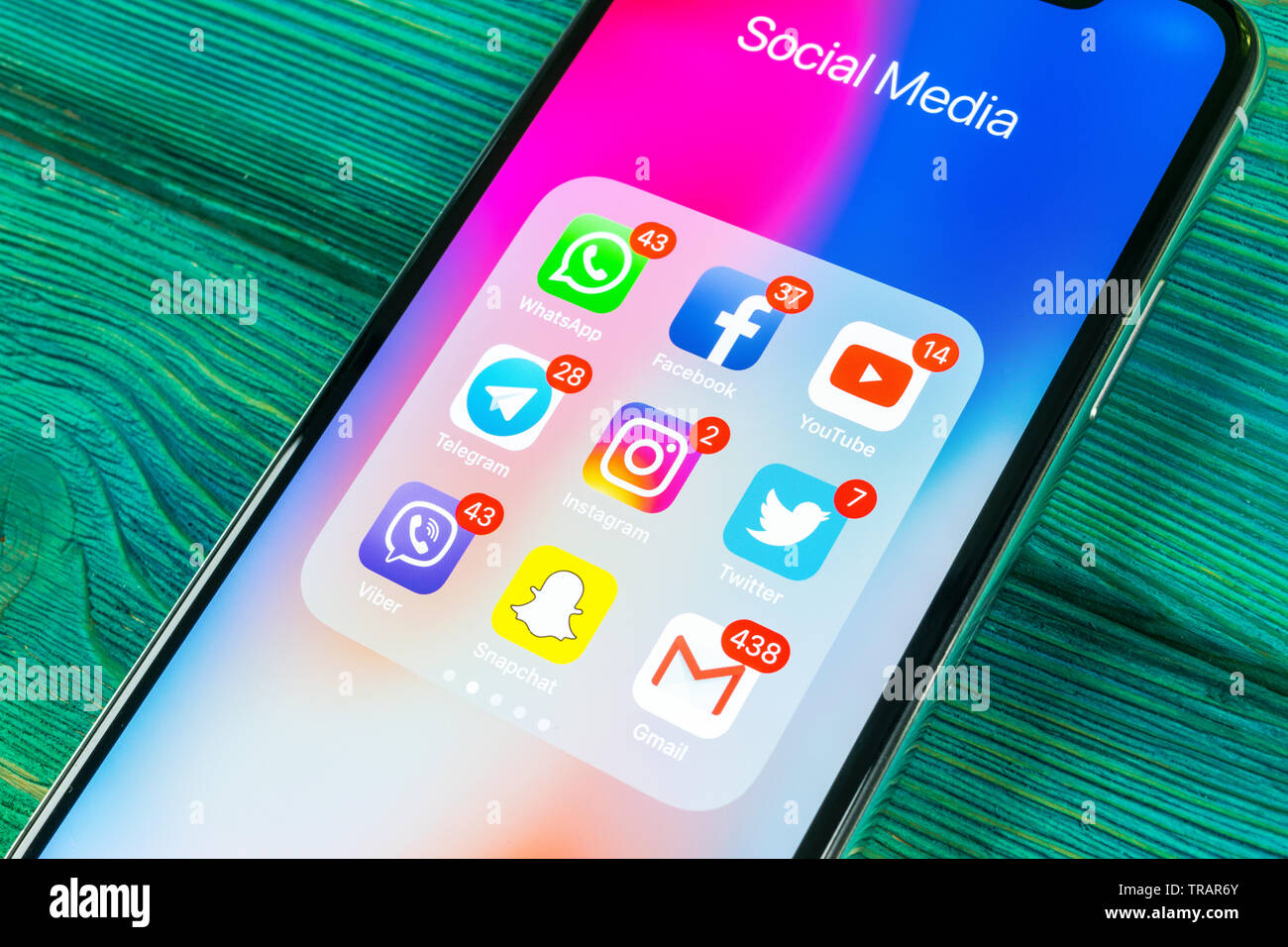 Sankt-Petersburg, Russia, 2 Settembre 2018: Apple iPhone X con le icone dei social media facebook instagram, twitter snapchat, applicazione google su s Foto Stock