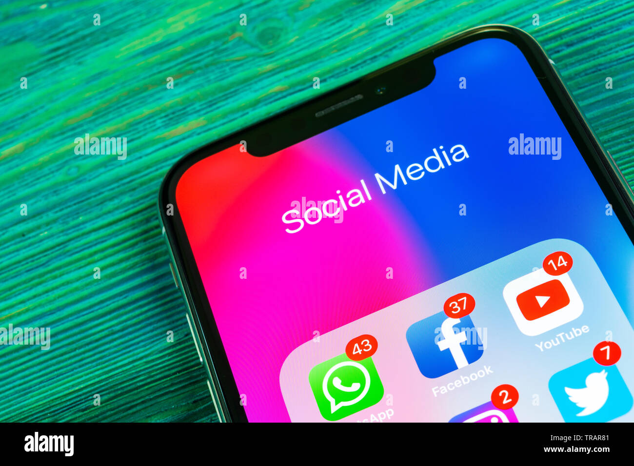 Sankt-Petersburg, Russia, 2 Settembre 2018: Apple iPhone X con le icone dei social media facebook instagram, twitter snapchat, applicazione google su s Foto Stock