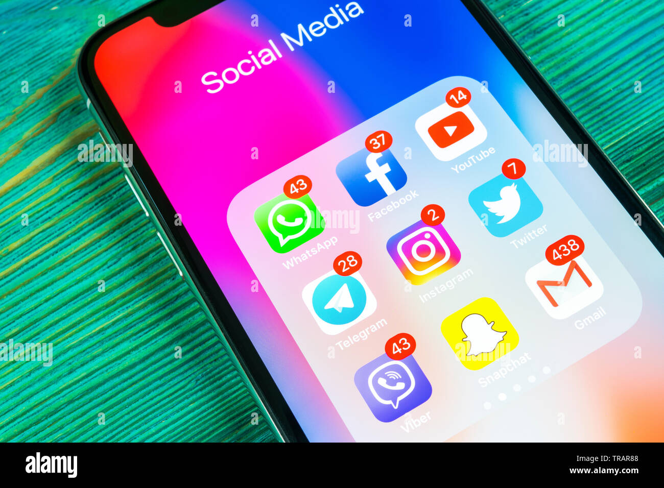 Sankt-Petersburg, Russia, 2 Settembre 2018: Apple iPhone X con le icone dei social media facebook instagram, twitter snapchat, applicazione google su s Foto Stock