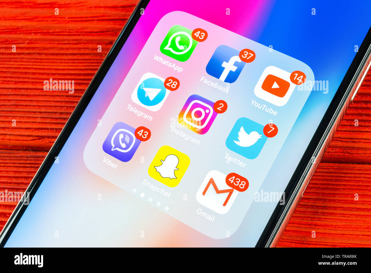 Sankt-Petersburg, Russia, 2 Settembre 2018: Apple iPhone X con le icone dei social media facebook instagram, twitter snapchat, applicazione google su s Foto Stock