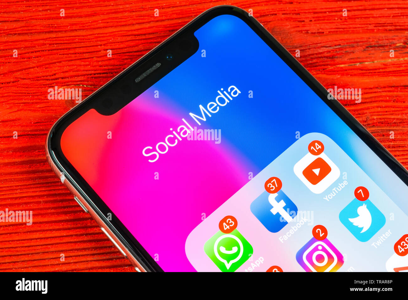 Sankt-Petersburg, Russia, 2 Settembre 2018: Apple iPhone X con le icone dei social media facebook instagram, twitter snapchat, applicazione google su s Foto Stock
