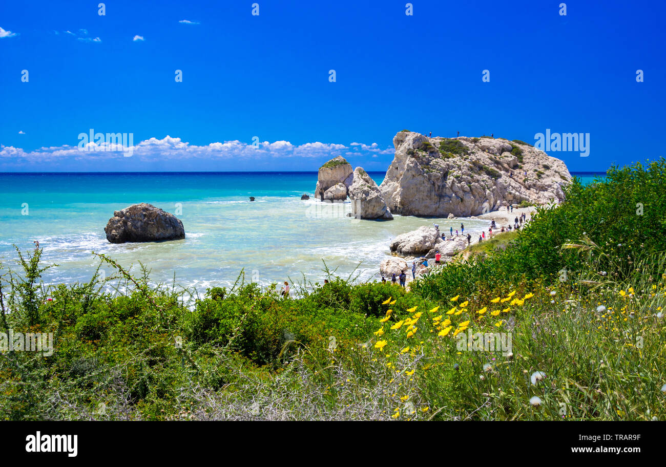 La famosa spiaggia di roccia di Afrodite o Venere rock, Petra tou Romiou, Cipro Foto Stock