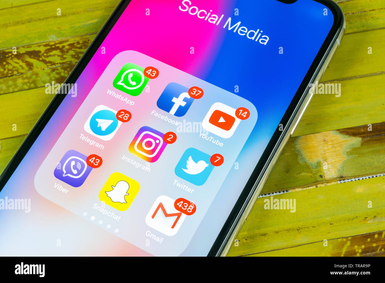 Sankt-Petersburg, Russia, 2 Settembre 2018: Apple iPhone X con le icone dei social media facebook instagram, twitter snapchat, applicazione google su s Foto Stock