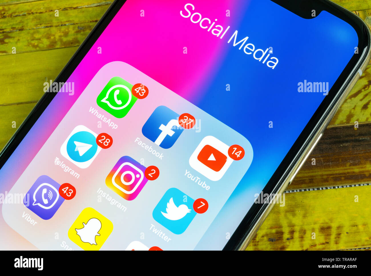 Sankt-Petersburg, Russia, 2 Settembre 2018: Apple iPhone X con le icone dei social media facebook instagram, twitter snapchat, applicazione google su s Foto Stock