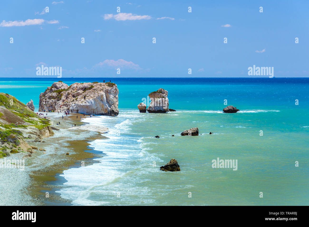 La famosa spiaggia di roccia di Afrodite o Venere rock, Petra tou Romiou, Cipro Foto Stock