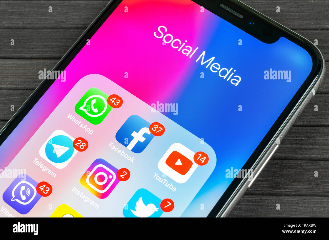 Sankt-Petersburg, Russia, 2 Settembre 2018: Apple iPhone X con le icone dei social media facebook instagram, twitter snapchat, applicazione google su s Foto Stock