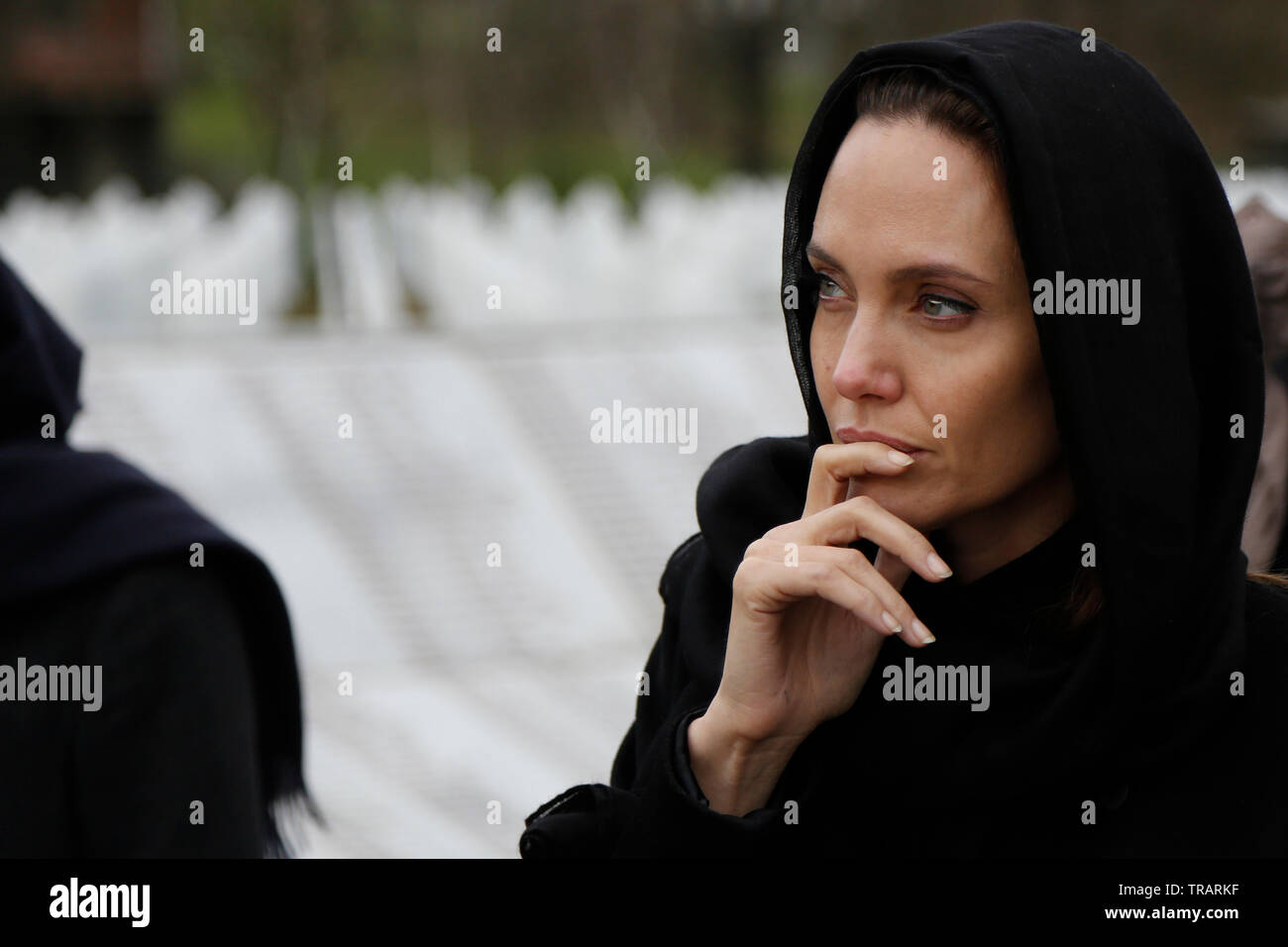 L UNHCR Ambasciatrice di buona volontà Angelina Jolie paga il suo rispetti a Srebrenica delle vittime nel corso di una visita al Memorial Centre vicino a Srebrenica,Bosnia. Foto Stock